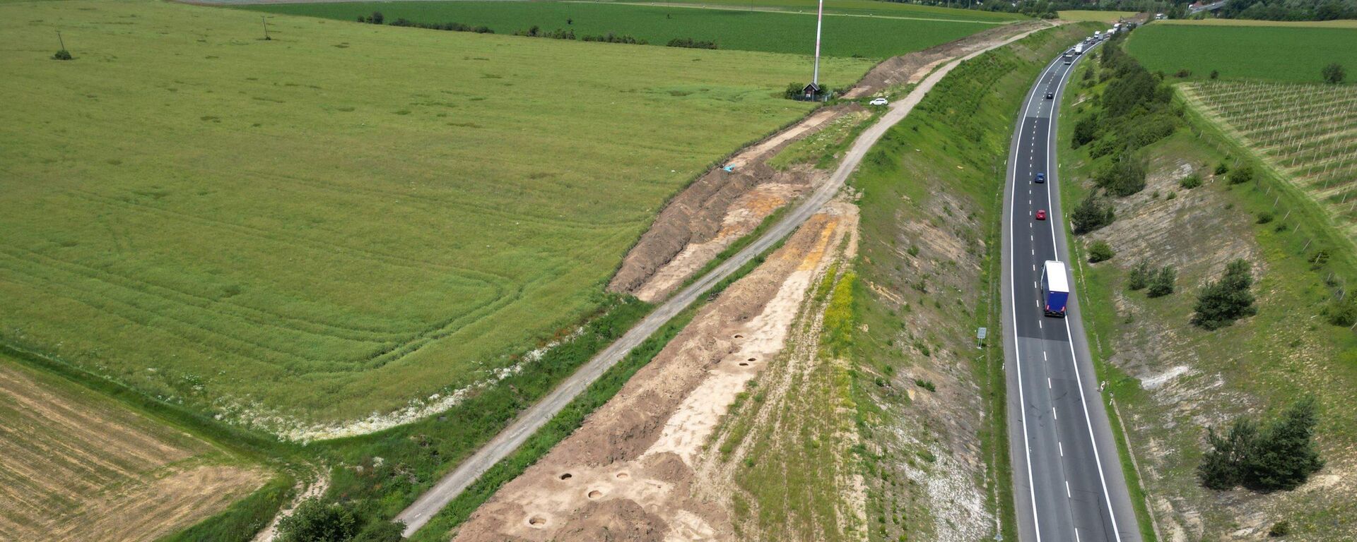 Sítio arqueológico ao longo da futura rodovia D7, entre Knovíz e Slaný, República Tcheca - Sputnik Brasil, 1920, 19.02.2026