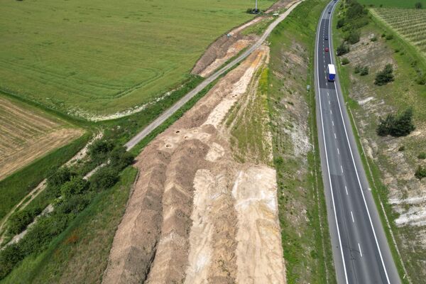 Sítio arqueológico ao longo da futura rodovia D7, entre Knovíz e Slaný, República Tcheca Sítio arqueológico ao longo da futura rodovia D7, entre Knovíz e Slaný, República Tcheca - Sputnik Brasil
