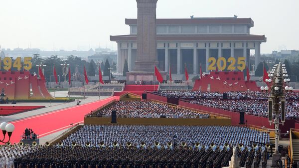 A China apresentou o míssil balístico intercontinental Dongfeng 5 (DF-5C) no desfile militar desta quarta-feira (3) em Pequim - Sputnik Brasil