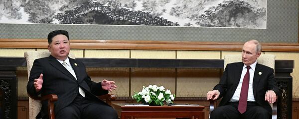 Presidente russo Vladimir Putin e o líder norte-coreano Kim Jong-un apertam as mãos durante cúpula na Universidade Federal do Extremo Oriente, em Vladivostok, Rússia, 25 de abril de 2019 - Sputnik Brasil