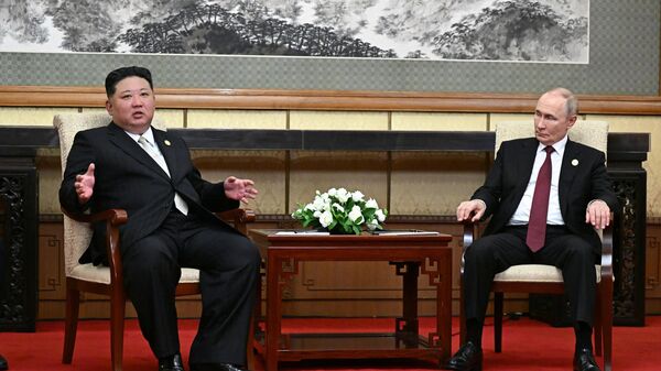 O presidente russo Vladimir Putin está conduzindo uma reunião separada com o líder norte-coreano Kim Jong-un em Pequim - Sputnik Brasil