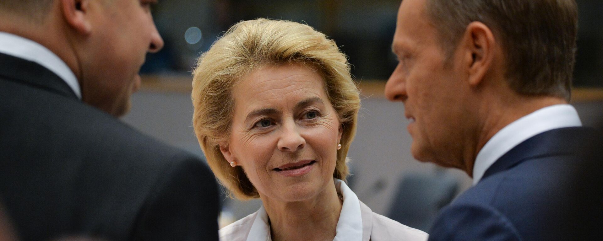 A presidente da Comissão Europeia, Ursula Von der Leyen, fala com o presidente do Conselho Europeu, Donald Tusk, à direita, na cúpula de líderes da União Europeia, em Bruxelas, Bélgica - Sputnik Brasil, 1920, 03.09.2025