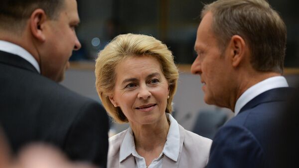 A presidente da Comissão Europeia, Ursula Von der Leyen, fala com o presidente do Conselho Europeu, Donald Tusk, à direita, na cúpula de líderes da União Europeia, em Bruxelas, Bélgica - Sputnik Brasil