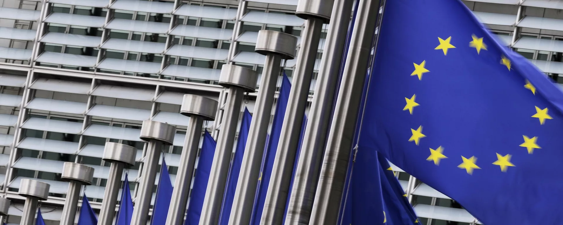 Bandeiras da União Europeia balançam ao vento do lado de fora da sede da UE em Bruxelas. Bélgica, 3 de setembro de 2025 - Sputnik Brasil, 1920, 03.09.2025