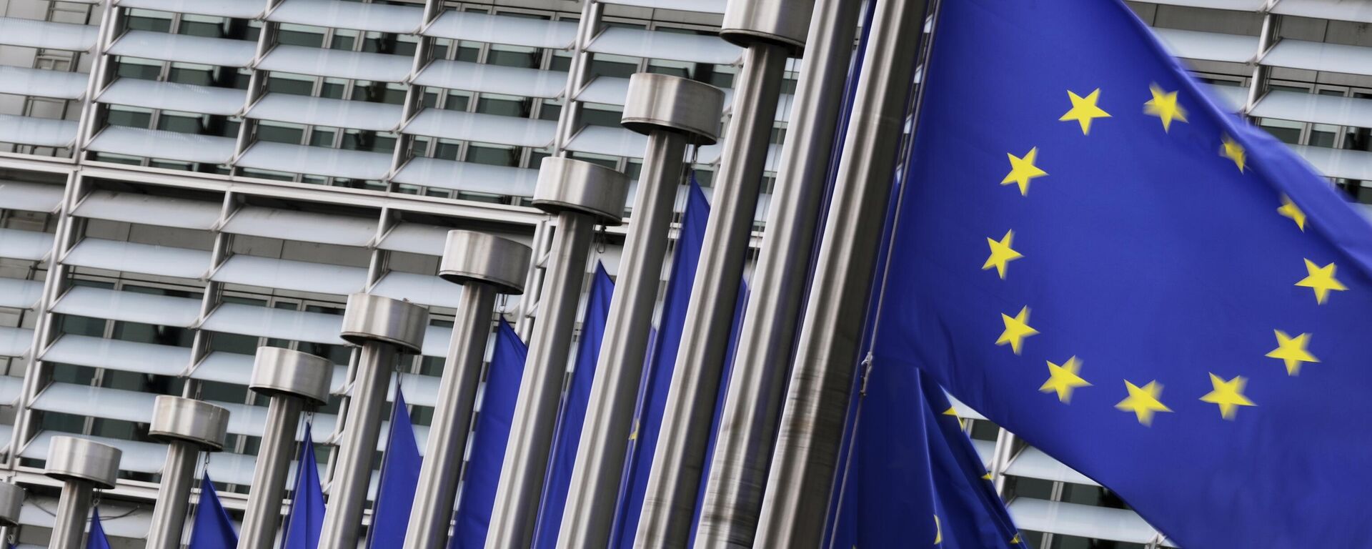 Bandeiras da União Europeia balançam ao vento do lado de fora da sede da UE em Bruxelas. Bélgica, 3 de setembro de 2025 - Sputnik Brasil, 1920, 26.10.2025