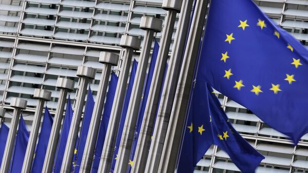 Bandeiras da União Europeia balançam ao vento do lado de fora da sede da UE em Bruxelas. Bélgica, 3 de setembro de 2025 - Sputnik Brasil