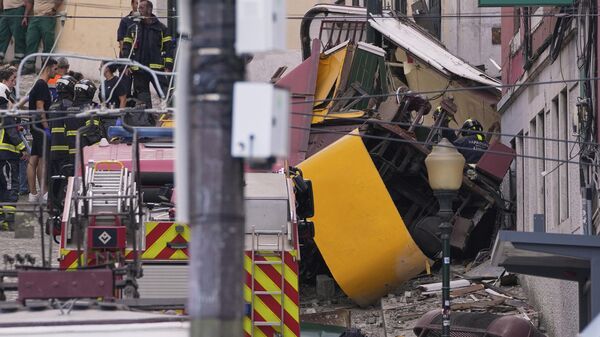 Equipes de resgate trabalham no resgate de mortos e feridos no acidente com o Elevador da Glória, em Lisboa, Portugal, na tarde do dia 3 de setembro de 2025 - Sputnik Brasil
