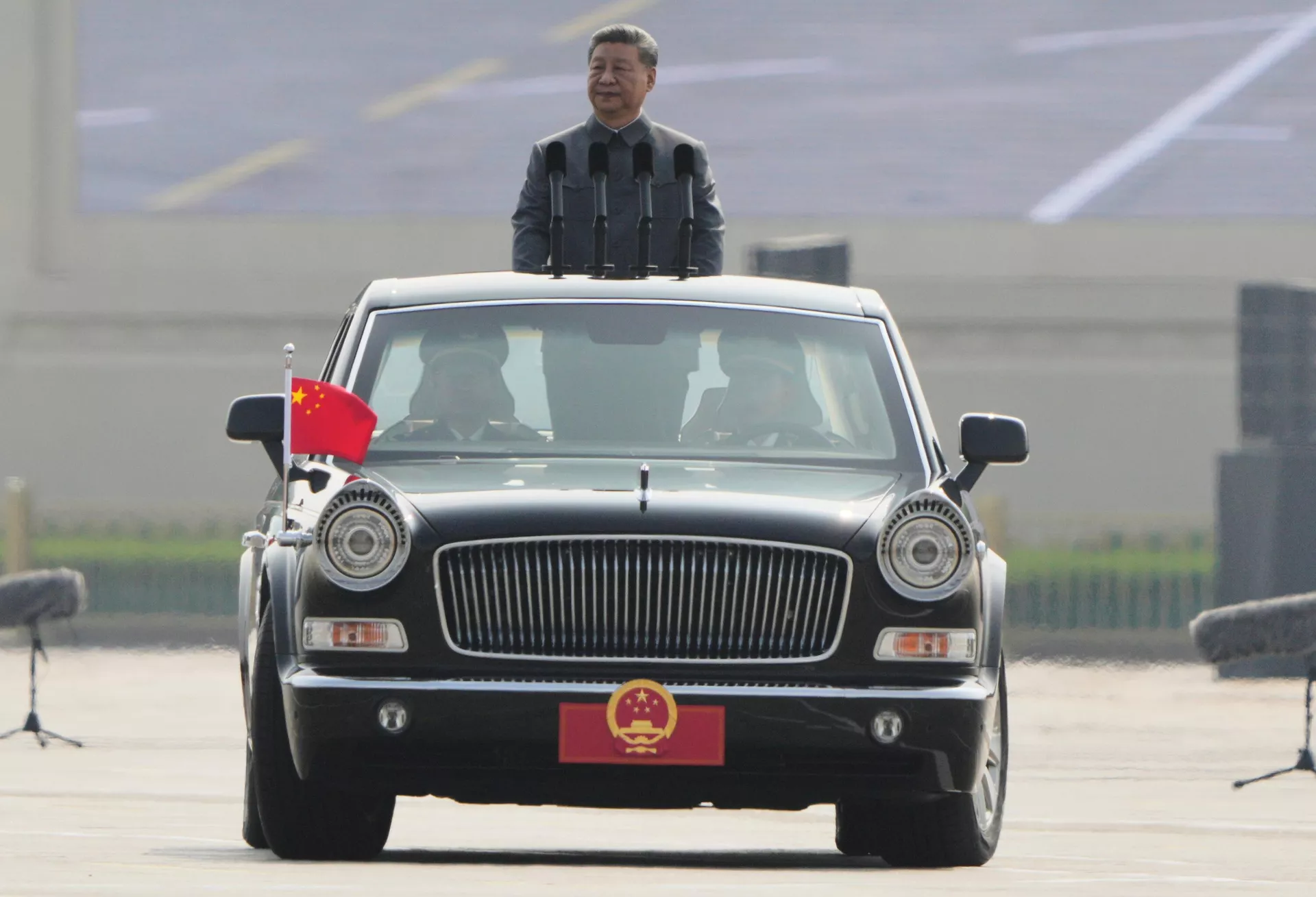O presidente chinês Xi Jinping inspeciona as tropas antes de um desfile militar para comemorar o 80º aniversário da rendição do Japão na Segunda Guerra Mundial. - Sputnik Brasil, 1920, 03.09.2025