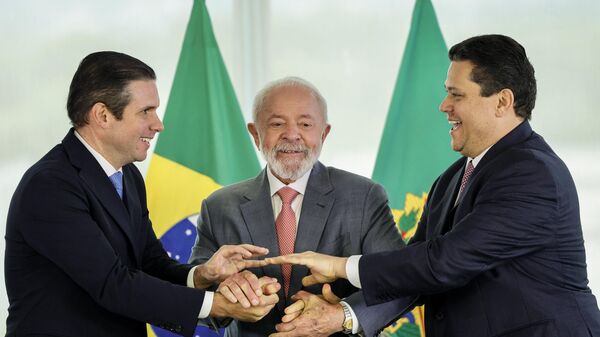 O presidente do Brasil, Luiz Inácio Lula da Silva (centro), reunido com os presidentes do Senado, Davi Alcolumbre (à dir.), e da Câmara dos Deputados, Hugo Motta (à esq.), em 2 de fevereiro de 2025 - Sputnik Brasil