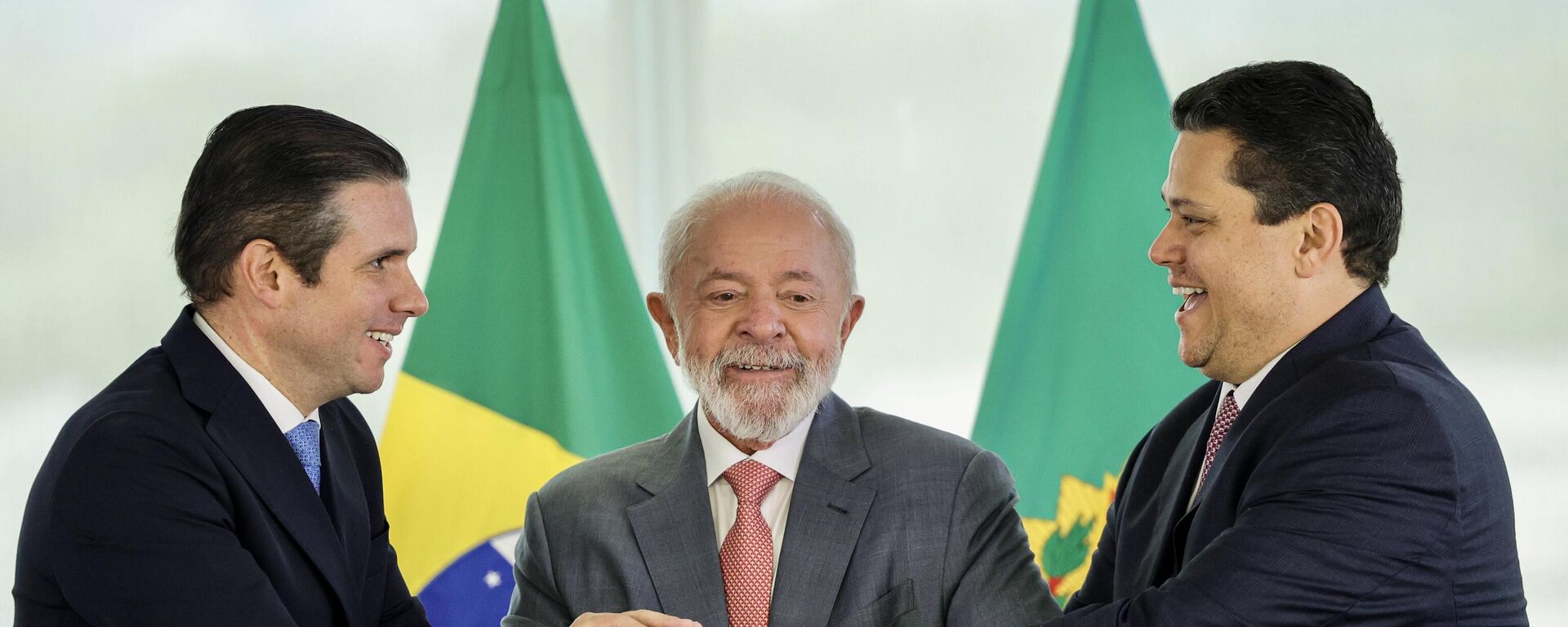 O presidente do Brasil, Luiz Inácio Lula da Silva (centro), reunido com os presidentes do Senado, Davi Alcolumbre (à dir.), e da Câmara dos Deputados, Hugo Motta (à esq.), em 2 de fevereiro de 2025 - Sputnik Brasil, 1920, 03.09.2025