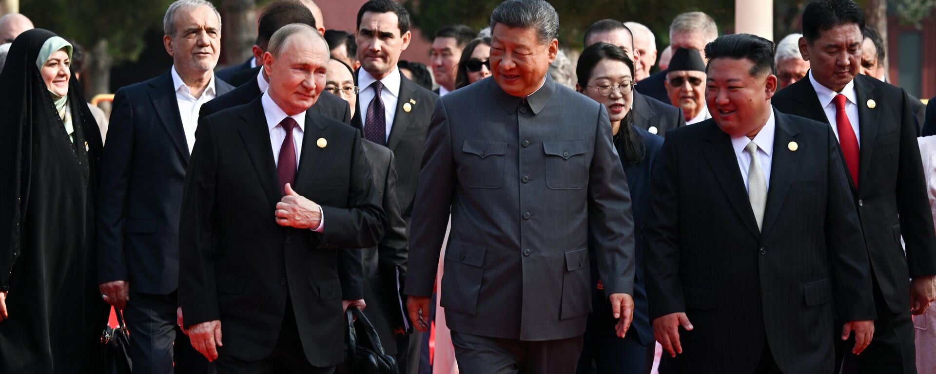 Os líderes da Rússia, China e Coreia do Norte, Vladimir Putin, Kim Jong-Um e Xi Jinping em Pequim. - Sputnik Brasil, 1920, 03.10.2025