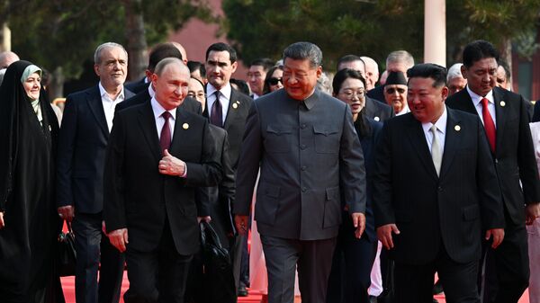 Os líderes da Rússia, China e Coreia do Norte, Vladimir Putin, Kim Jong-Um e Xi Jinping em Pequim. - Sputnik Brasil