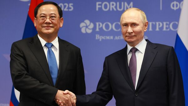 Vladimir Putin se reúne com premiê laosiano às margens do Fórum Econômico do Oriente - Sputnik Brasil