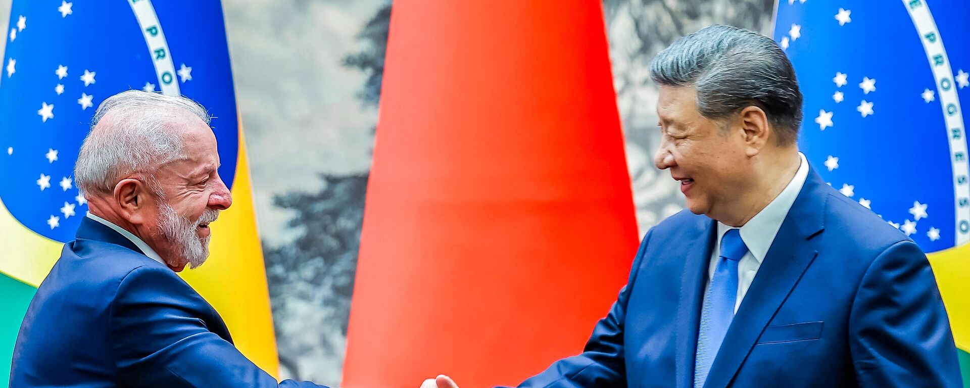 O presidente do Brasil, Luiz Inácio Lula da Silva (à esq.), e o presidente da República Popular da China, Xi Jinping (à dir.), durante a cerimônia de assinatura de Atos, no Palácio do Povo, em Pequim, capital da China, em 13 de maio de 2025 - Sputnik Brasil, 1920, 18.12.2025