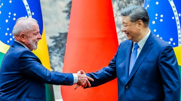 O presidente do Brasil, Luiz Inácio Lula da Silva (à esq.), e o presidente da República Popular da China, Xi Jinping (à dir.), durante a cerimônia de assinatura de Atos, no Palácio do Povo, em Pequim, capital da China, em 13 de maio de 2025 - Sputnik Brasil