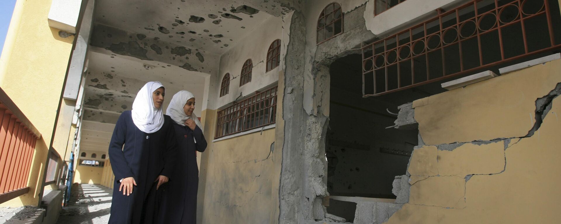 Estudantes palestinas inspecionam os danos em sua escola na Cidade de Gaza. - Sputnik Brasil, 1920, 22.09.2025