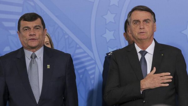 O então ministro da Defesa, Paulo Sérgio Nogueira, e o ex-presidente do Brasil, Jair Bolsonaro, durante solenidade de cumprimentos a oficiais-generais promovidos, no Palácio do Planalto, em 4 de agosto de 2022 - Sputnik Brasil