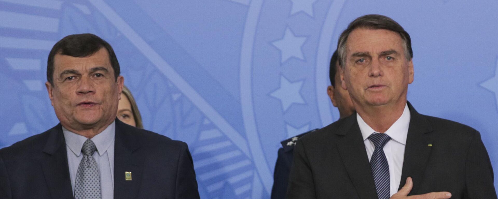 O então ministro da Defesa, Paulo Sérgio Nogueira, e o ex-presidente do Brasil, Jair Bolsonaro, durante solenidade de cumprimentos a oficiais-generais promovidos, no Palácio do Planalto, em 4 de agosto de 2022 - Sputnik Brasil, 1920, 04.09.2025