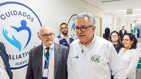 O ministro da Saúde, Alexandre Padilha (à dir.), representou o governo federal durante o anúncio da implantação do Instituto Tecnológico de Medicina Inteligente (ITMI-Brasil), em 4 de setembro de 2025 - Sputnik Brasil