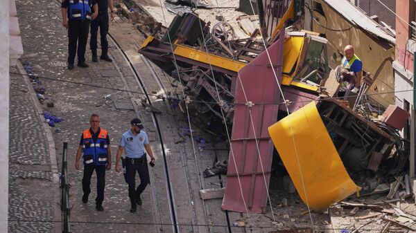 Policiais inspecionam o local onde o bonde conhecido como Elevador da Glória descarrilou em Lisboa, Portugal, em 4 de setembro de 2025 - Sputnik Brasil