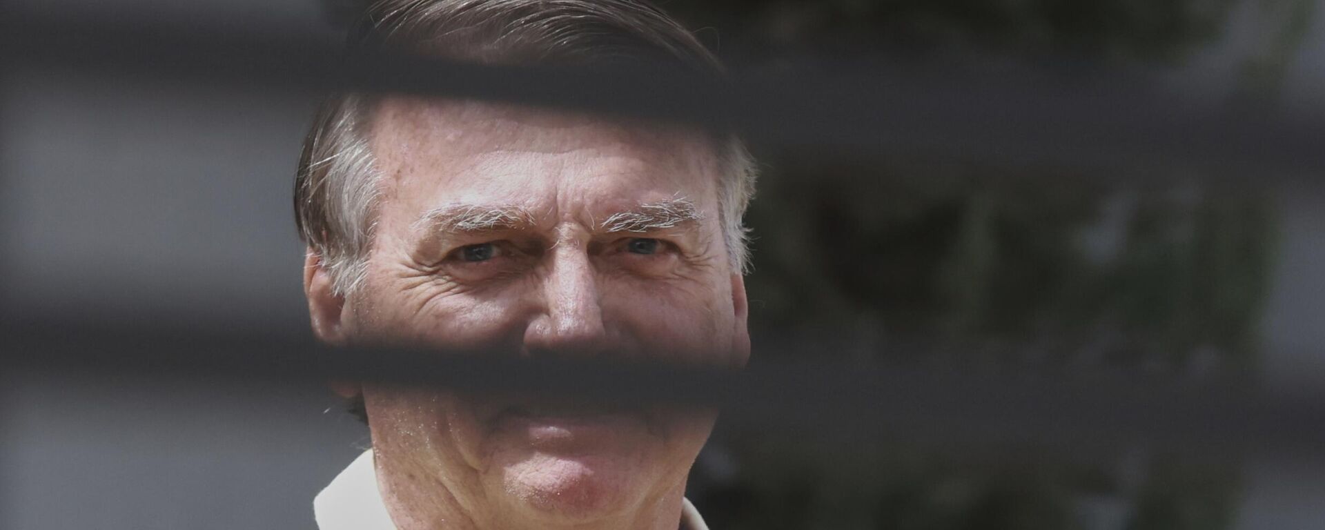 Ex-presidente Jair Bolsonaro é fotografado na garagem de casa, em Brasília (DF), onde cumpre prisão domiciliar - Sputnik Brasil, 1920, 23.11.2025