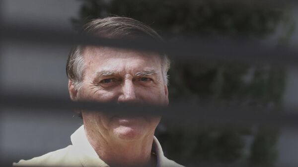 Ex-presidente Jair Bolsonaro é fotografado na garagem de casa, em Brasília (DF), onde cumpre prisão domiciliar - Sputnik Brasil