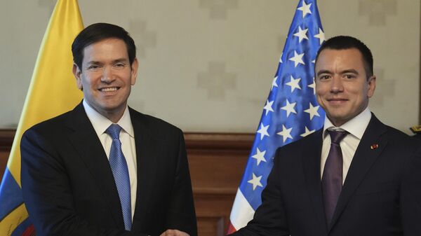 O secretário de Estado dos EUA, Marco Rubio, e o presidente do Equador, Daniel Noboa (à direita), apertam as mãos no palácio presidencial em Quito, Equador,  4 de setembro de 2025.
 - Sputnik Brasil