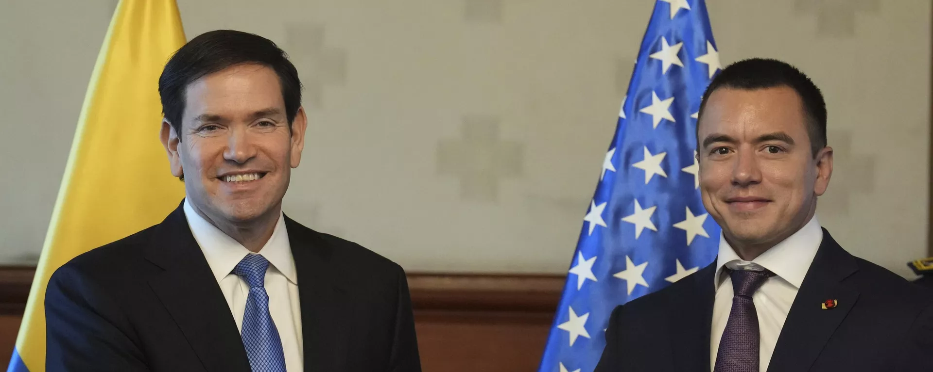 O secretário de Estado dos EUA, Marco Rubio, e o presidente do Equador, Daniel Noboa (à direita), apertam as mãos no palácio presidencial em Quito, Equador, 4 de setembro de 2025. - Sputnik Brasil, 1920, 05.09.2025