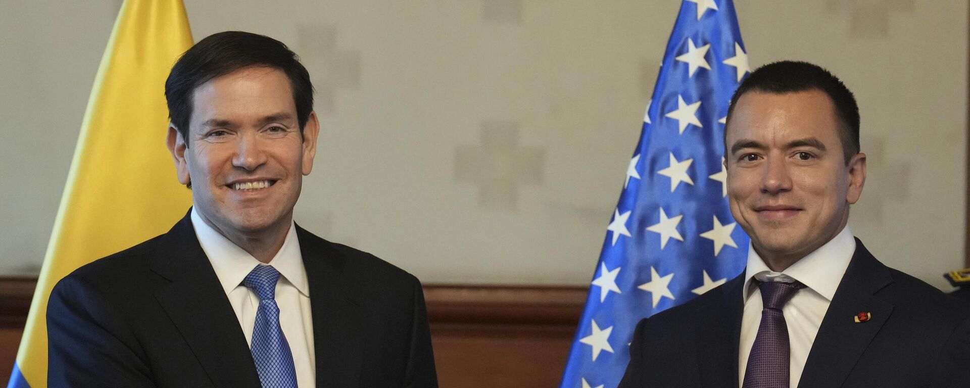 O secretário de Estado dos EUA, Marco Rubio, e o presidente do Equador, Daniel Noboa (à direita), apertam as mãos no palácio presidencial em Quito, Equador,  4 de setembro de 2025.
 - Sputnik Brasil, 1920, 05.09.2025