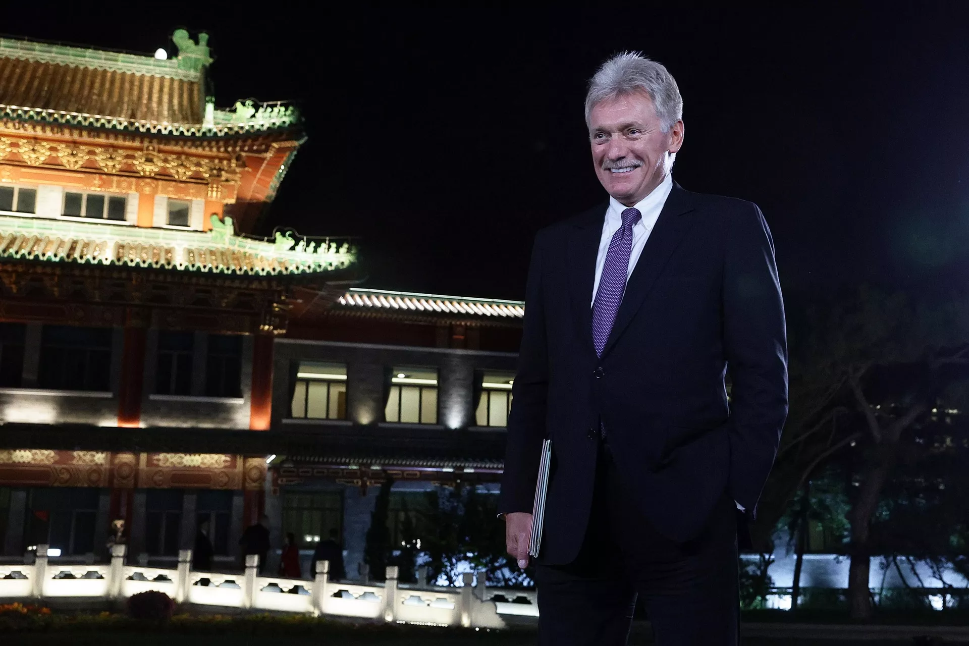 Porta-voz da presidência russa, Dmitri Peskov, durante visita de Estado à China, em Pequim, 3 de setembro de 2025 - Sputnik Brasil, 1920, 05.09.2025