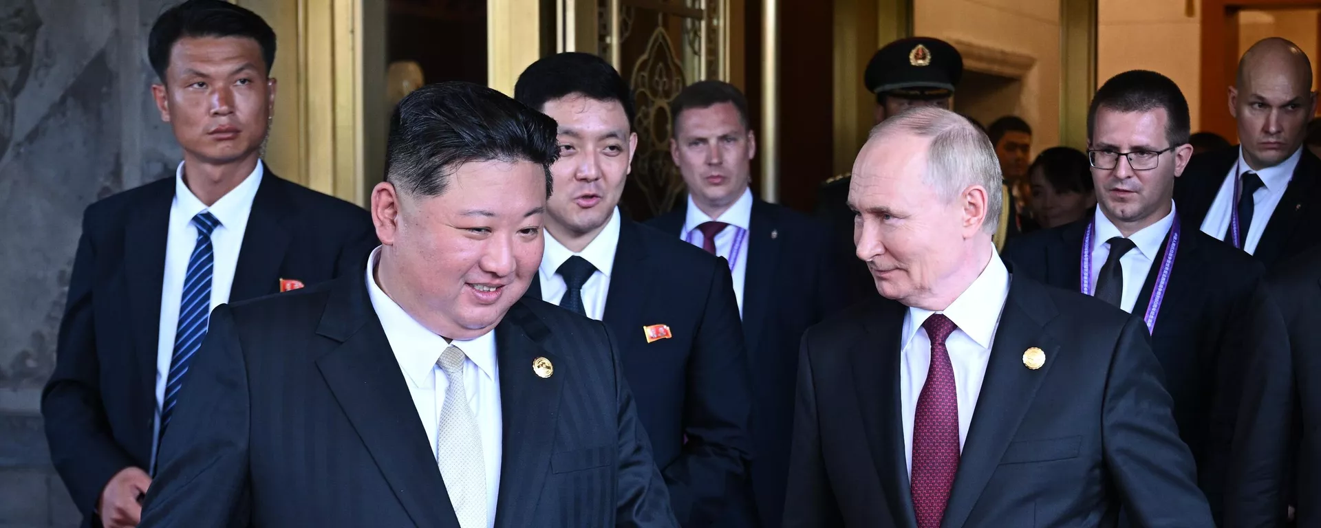 O presidente russo, Vladimir Putin, e o líder norte-coreano, Kim Jong-un (à esquerda), se despedem após reunião em Pequim, 3 de setembro de 2025.  - Sputnik Brasil, 1920, 18.09.2025