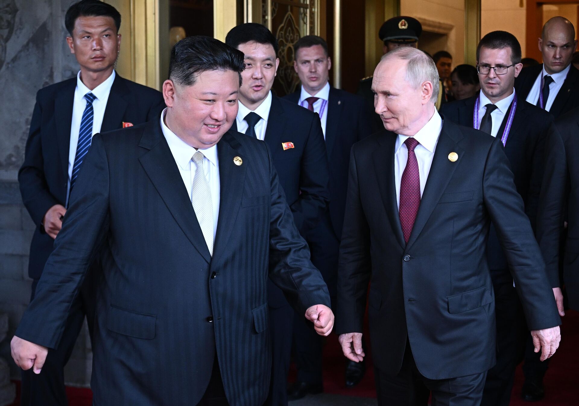 O presidente russo, Vladimir Putin, e o líder norte-coreano, Kim Jong-un (à esquerda), se despedem após reunião em Pequim, 3 de setembro de 2025. O presidente russo, Vladimir Putin, e o líder norte-coreano, Kim Jong-un (à esquerda), se despedem após reunião em Pequim, 3 de setembro de 2025.
