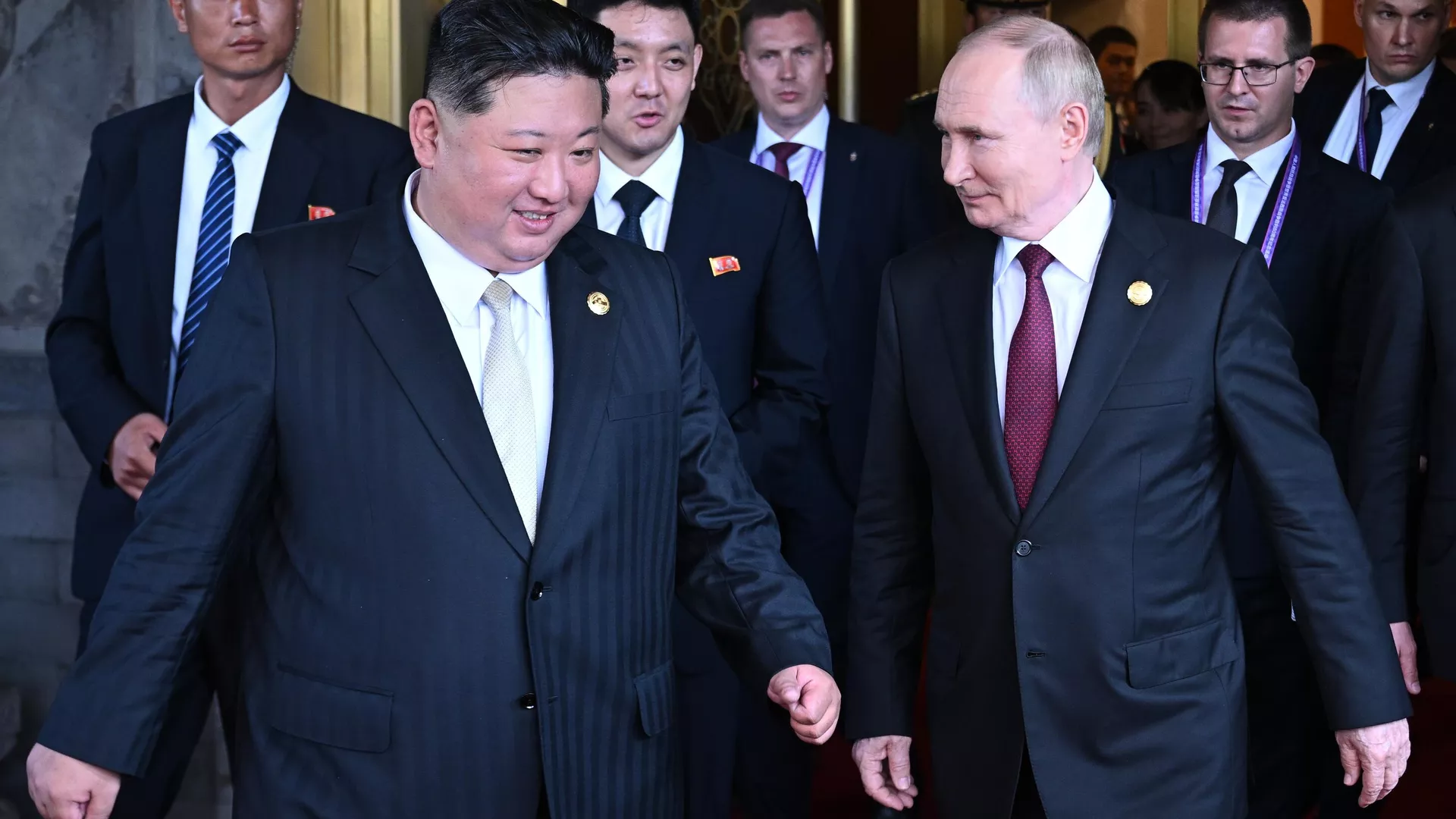 O presidente russo, Vladimir Putin, e o líder norte-coreano, Kim Jong-un (à esquerda), se despedem após reunião em Pequim, 3 de setembro de 2025.  - Sputnik Brasil, 1920, 05.12.2025