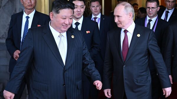 O presidente russo, Vladimir Putin, e o líder norte-coreano, Kim Jong-un (à esquerda), se despedem após reunião em Pequim, 3 de setembro de 2025.  - Sputnik Brasil