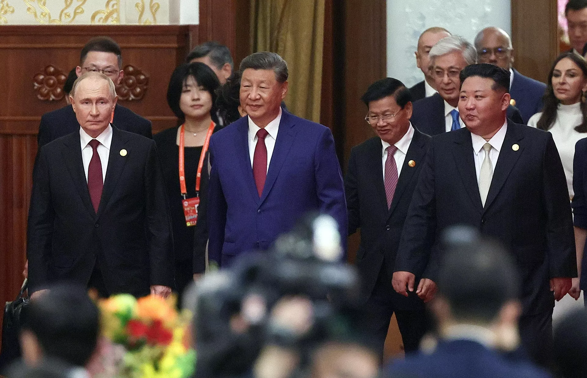 O presidente russo, Vladimir Putin, o presidente chinês, Xi Jinping, e o presidente da Coreia do Norte, Kim Jong-un (da esquerda para a direita), em uma recepção de gala para marcar o 80º aniversário da Vitória do Povo Chinês na Guerra de Resistência contra o Japão, Pequim, China, 3 de setembro de 2025 - Sputnik Brasil, 1920, 05.09.2025