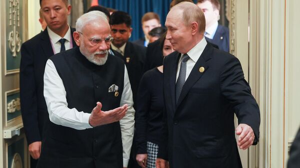 O presidente russo, Vladimir Putin, e o primeiro-ministro indiano, Narendra Modi (à esquerda), durante uma reunião à margem da cúpula da Organização de Cooperação de Xangai (OCX), em Tianjin, China, 1º de setembro de 2025 O presidente russo, Vladimir Putin, e o primeiro-ministro indiano, Narendra Modi (à esquerda), durante uma reunião à margem da cúpula da Organização de Cooperação de Xangai (OCX), em Tianjin, China, 1º de setembro de 2025 - Sputnik Brasil