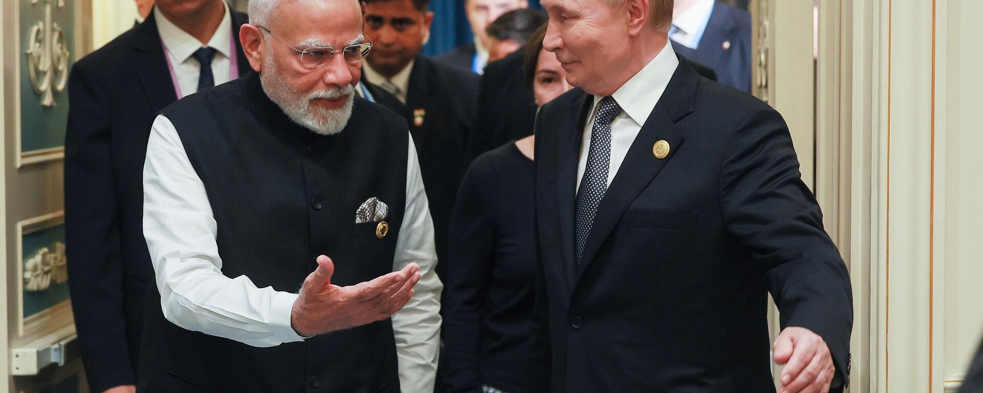O presidente russo, Vladimir Putin, e o primeiro-ministro indiano, Narendra Modi (à esquerda), durante uma reunião à margem da cúpula da Organização de Cooperação de Xangai (OCX), em Tianjin, China, 1º de setembro de 2025 - Sputnik Brasil, 1920, 06.12.2025
