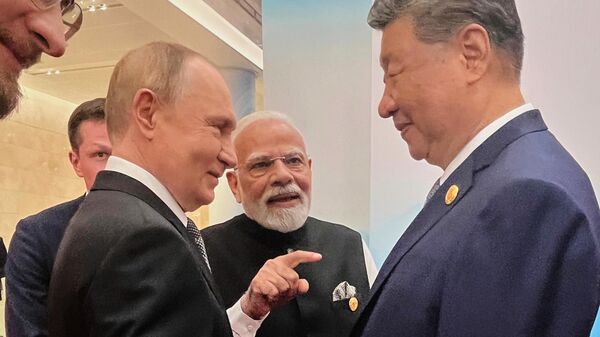 O presidente russo, Vladimir Putin, o primeiro-ministro indiano, Narendra Modi, e o presidente chinês, Xi Jinping (da esquerda para a direita), conversam antes da cúpula da Organização de Cooperação de Xangai (OCX), em Tianjin, China, 1º de setembro de 2025 - Sputnik Brasil