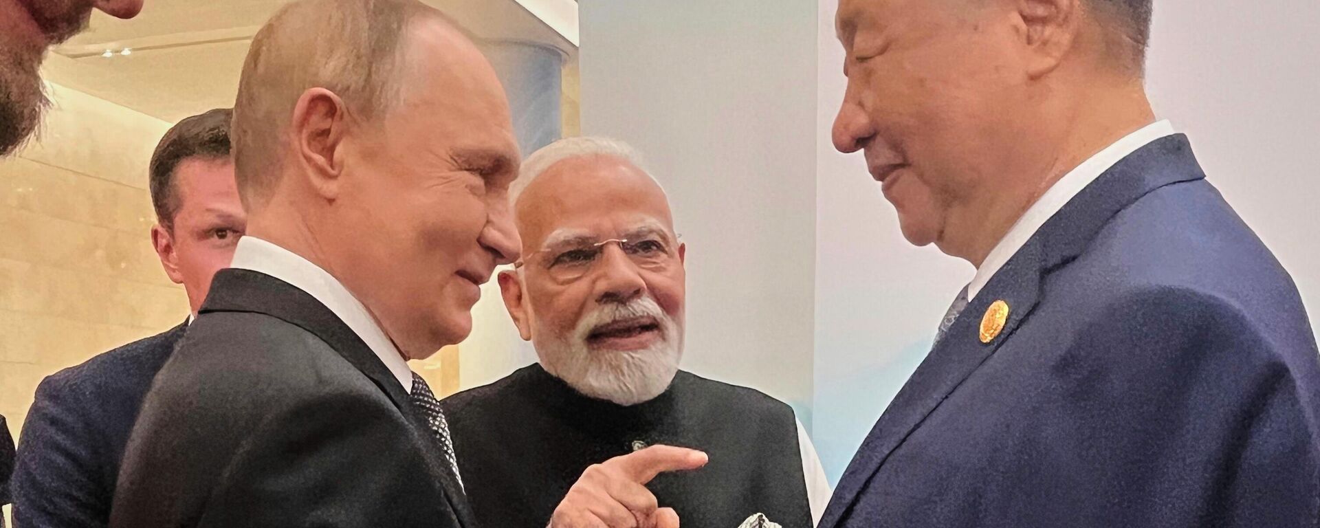 O presidente russo, Vladimir Putin, o primeiro-ministro indiano, Narendra Modi, e o presidente chinês, Xi Jinping (da esquerda para a direita), conversam antes da cúpula da Organização de Cooperação de Xangai (OCX), em Tianjin, China, 1º de setembro de 2025 - Sputnik Brasil, 1920, 05.09.2025