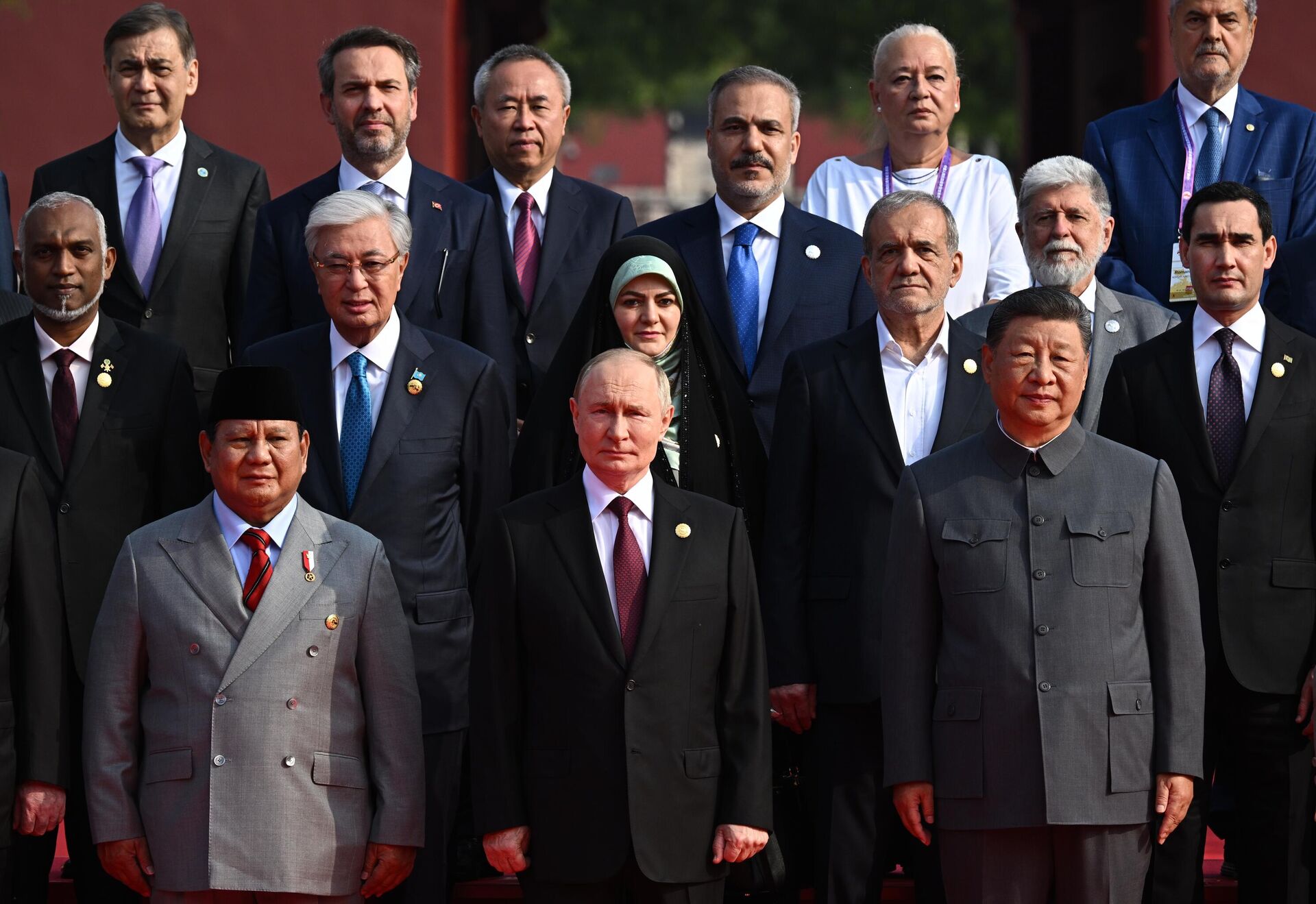 O assessor de Relações Internacionais da presidência do Brasil, Celso Amorim, aparece no canto superior direito em foto de líderes presentes em parada militar em Pequim, China, 3 de setembro de 2025 O assessor de Relações Internacionais da presidência do Brasil, Celso Amorim, aparece no canto superior direito em foto de líderes presentes em parada militar em Pequim, China, 3 de setembro de 2025