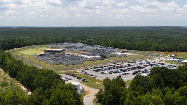 O Centro de Detenção Stewart, uma prisão privada operada pela CoreCivic sob contrato com o Serviço de Imigração e Controle de Alfândegas dos EUA (ICE), Geórgia. - Sputnik Brasil