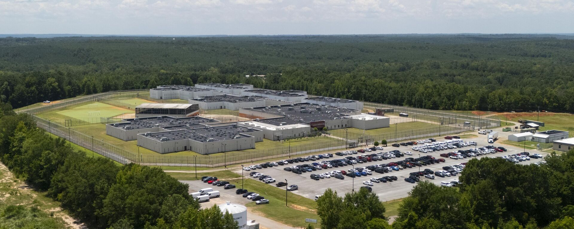 O Centro de Detenção Stewart, uma prisão privada operada pela CoreCivic sob contrato com o Serviço de Imigração e Controle de Alfândegas dos EUA (ICE), Geórgia. - Sputnik Brasil, 1920, 06.09.2025