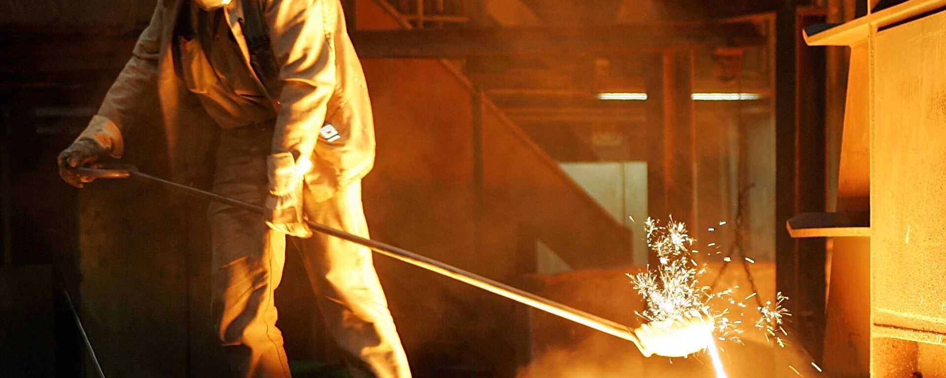 Arquivo: metalúrgico coleta uma amostra no alto-forno da siderúrgica ThyssenKrupp em Duisburg, oeste da Alemanha, 22 de setembro de 2005 - Sputnik Brasil, 1920, 07.09.2025