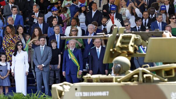 Presidente Luiz Inácio Lula da Silva ao lado de autoridades e políticos durante o desfile pelo Dia da Independência em Brasília, 7 de setembro de 2025 - Sputnik Brasil