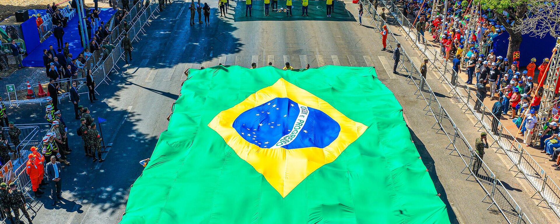 Bandeira do Brasil levada durante desfile de 7 de Setembro na Esplanada dos Ministérios, em Brasília - Sputnik Brasil, 1920, 06.10.2025
