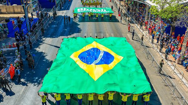 Bandeira do Brasil levada durante desfile de 7 de Setembro na Esplanada dos Ministérios, em Brasília - Sputnik Brasil