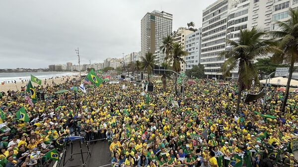 Apoiadores do ex-presidente Jair Bolsonaro (PL) participam de ato a favor da anistia na Praia de Copacabana, no Rio de Janeiro. 7 de setembro de 2025 - Sputnik Brasil