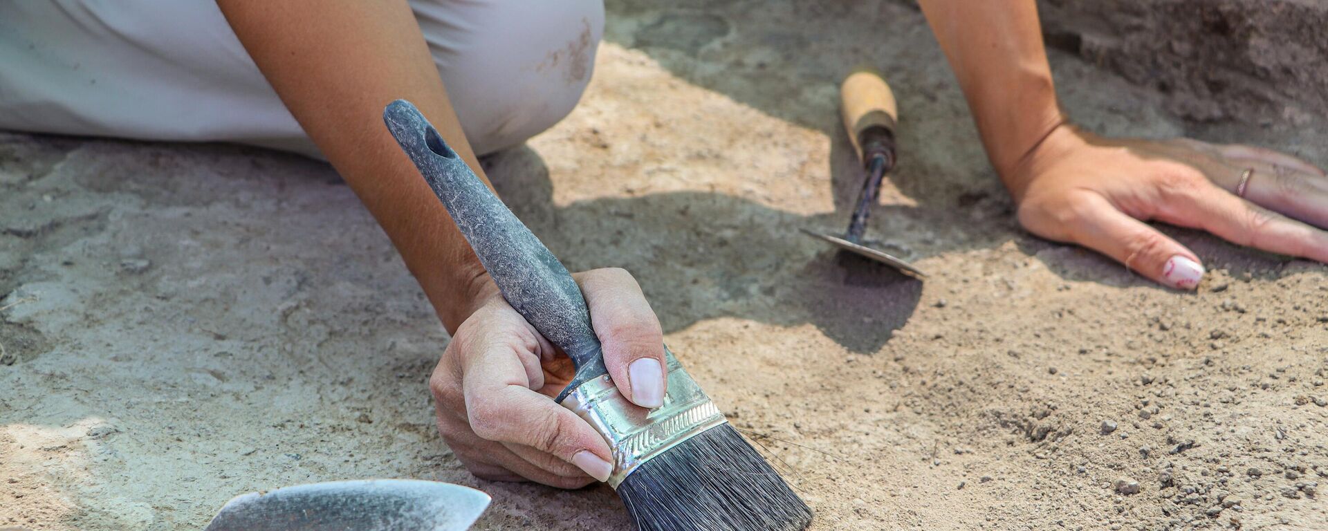 Arqueólogos desenterram um antigo artefato de argila com ferramentas especiais no solo (imagem de referência) - Sputnik Brasil, 1920, 01.12.2025