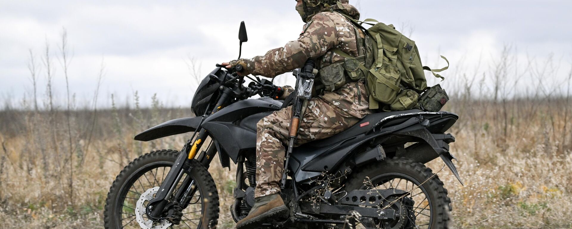 Militar russo usa uma motocicleta - Sputnik Brasil, 1920, 08.09.2025