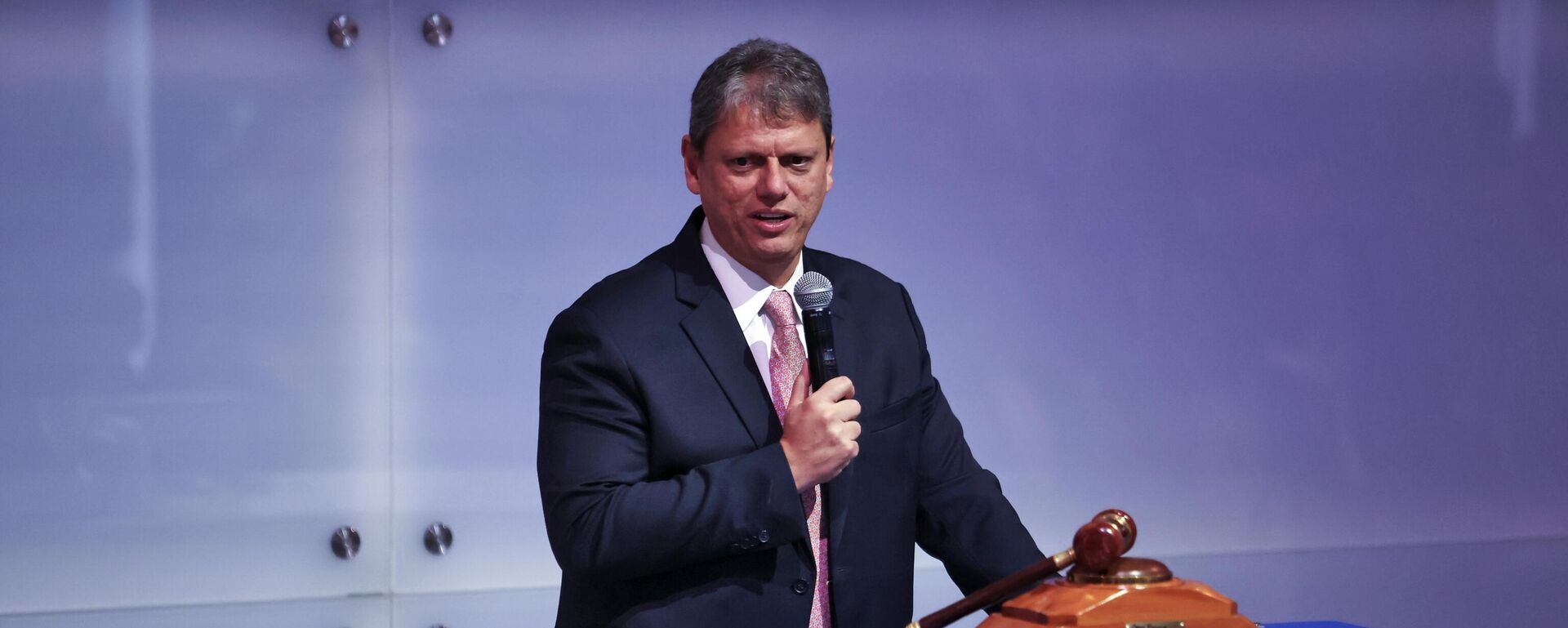 Governador de São Paulo, Tarcísio de Freitas, discursa durante leilão de linhas do metrô em São Paulo. 28 de março de 2025 - Sputnik Brasil, 1920, 08.09.2025